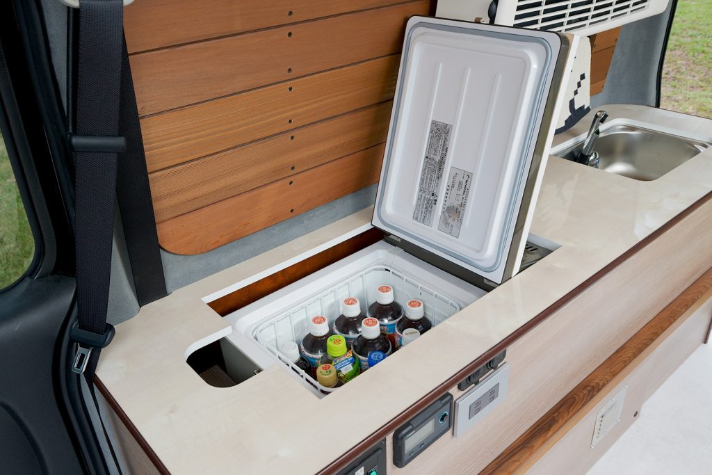 ロット　シンク横のテーブルには冷蔵庫が収納されています